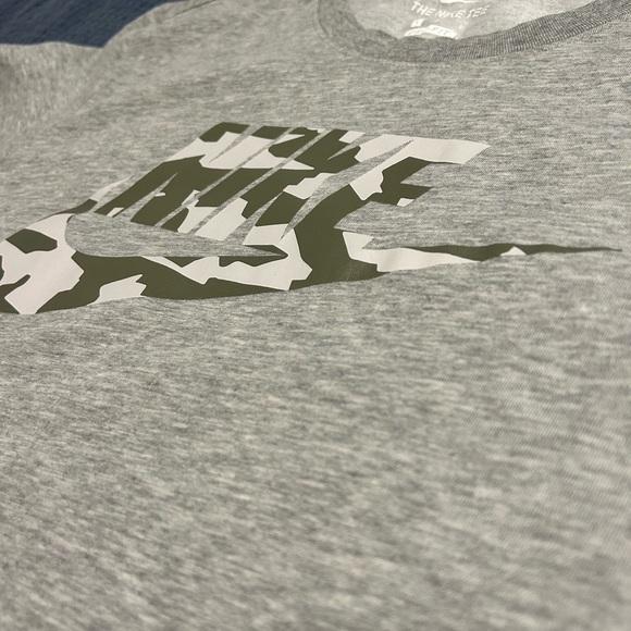 Nike Dri Fit Swoosh Logo Tee T Shirt Mens Size L Gray Short Sleeve Camo Logo - Picture 3 of 8